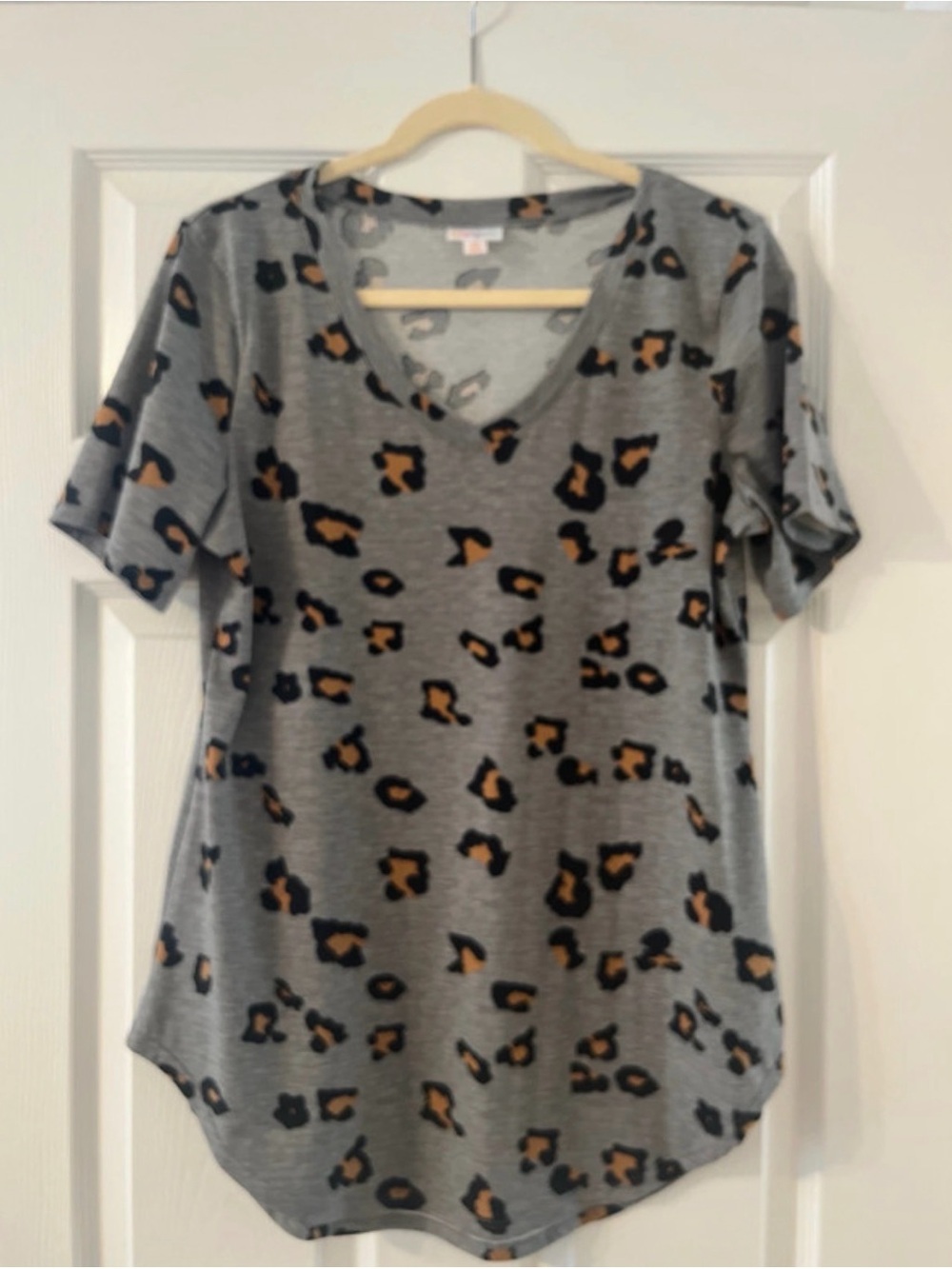 LuLaRoe Women’s Grey Leopard Print V-Neck Tee XS